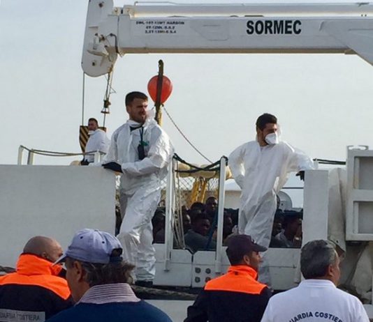 Messina, sbarco di oltre mille migranti: tra loro anche 6 salme