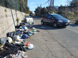 Beccata a buttare l’immondizia per strada: multata dai Carabinieri per 600 euro