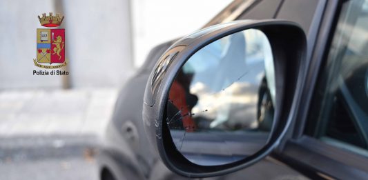 Truffa dello specchietto: marito e moglie beccati dalla polizia