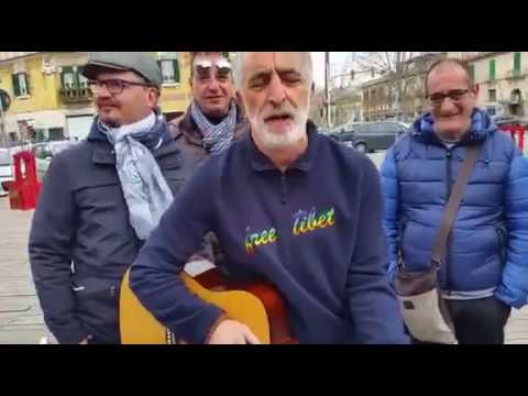 Messina: sindaco Accorinti canta “Blowin’ in the wind” a sostegno dei lavoratori ex servirail