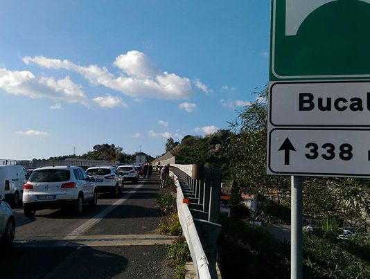 Incidente sulla A18 all’altezza di S.Teresa Riva: tre mezzi coinvolti, traffico bloccato