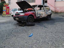 La picchia e le brucia l’auto, arrestato un quarantenne trovato in possesso di droga