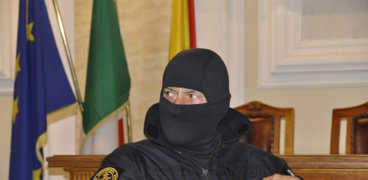 “Leggere il presente”: il Comandante Alfa ha presentato in anteprima nazionale “Io vivo nell’ombra”