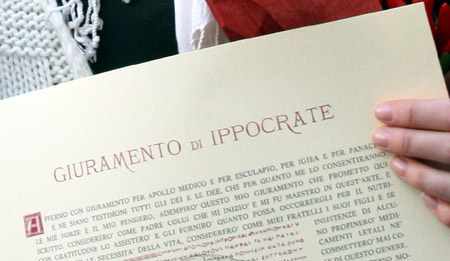 Unime: giuramento d’Ippocrate tra le proteste dei familiari