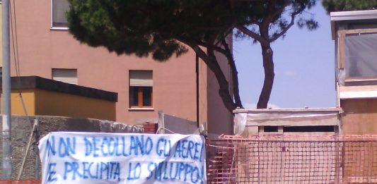 Protesta del comitato pro aeroporto dello Stretto, Reggio tappezzata di striscioni