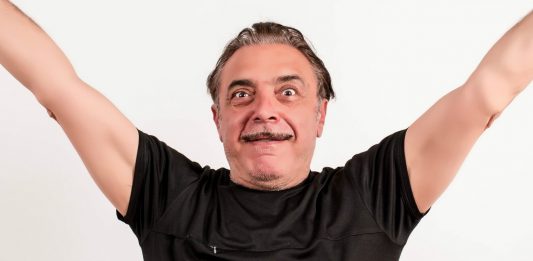 Nino Frassica alla Scala di Milano, un debutto “mica da ridere”