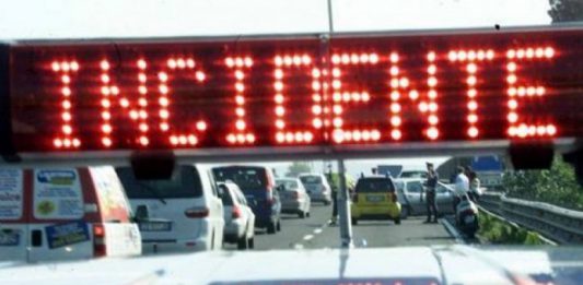 Incidente mortale a Villaggio Aldisio, motociclista travolto