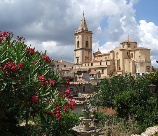 Novara di Sicilia: se l’ambulanza viene usata per spiare gli avversari politici