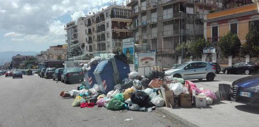 Controlli e sanzioni sui rifiuti: 40 vigili fra le strade per multare chi non rispetta l’ordinanza