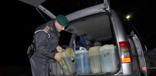 Cesarò, sequestrato distributore clandestino per truffa di carburante. Nove denunciati