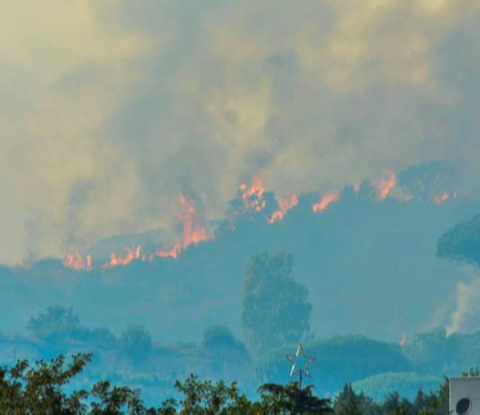 Bruciano i boschi nei villaggi collinari a nord, gli incendi bloccano la distribuzione dell’acqua