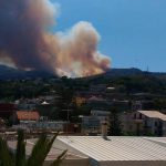Sabato di fuoco nello Stretto, in fiamme le colline a nord