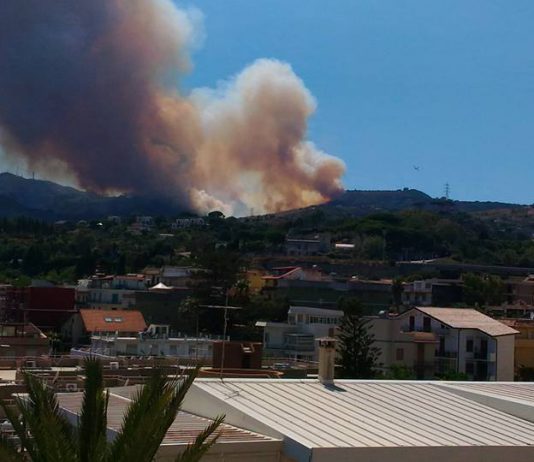 Sabato di fuoco nello Stretto, in fiamme le colline a nord