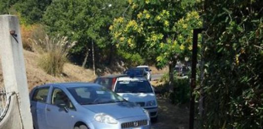 Castell’Umberto. Protesta per l’arrivo di 30 migranti: le auto bloccano l’accesso dell’hotel