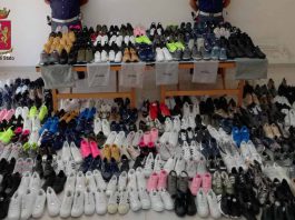 La Polizia sequestra centinaia di calzature contraffatte. Denunciate tre persone