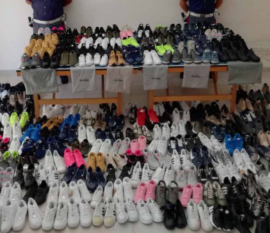 La Polizia sequestra centinaia di calzature contraffatte. Denunciate tre persone