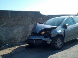 Incidente nella notte a Torre Faro, ad alta velocità sulle auto in sosta: due feriti non gravi