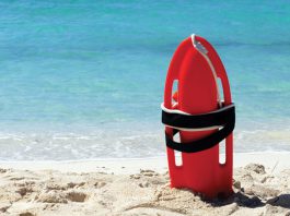 Getto d’acqua del “Fiumefreddo” travolge una donna a Sant’Alessio, soccorsa da un bagnino