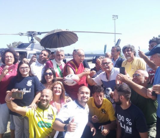 Il Dalai Lama a Sperone, la squadra di rugby gli regala un pallone