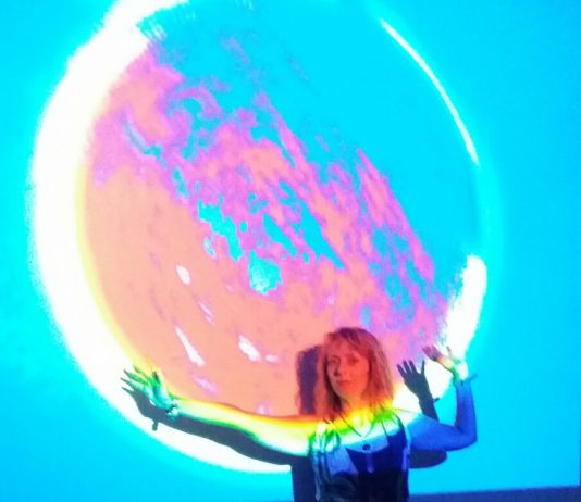 L’artista messinese Venuti in arte Giko conquista Bucarest con la sua “particella di Dio”