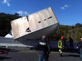 Autocarro in bilico sulla A18: Messina-Catania chiusa per ore, grave l’autista