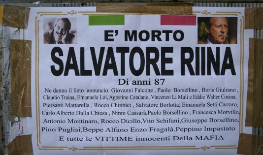 Riina, a Ercolano manifesti con le foto di Falcone e Borsellino: “Ne danno il lieto annuncio”