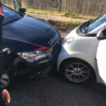 Sfugge ad un posto di blocco e sperona auto e bus