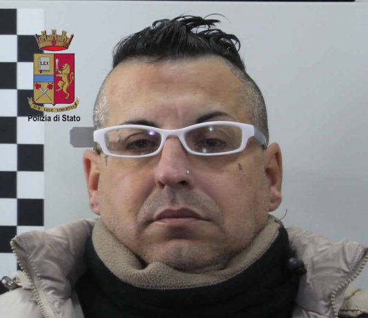 Aveva cercato di rapinare quattro malcapitati, beccato dalle volanti di Messina