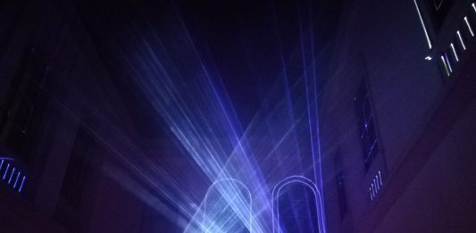 Laser Symphony, luci e suoni nello spazio interattivo fino al 30 dicembre (video)