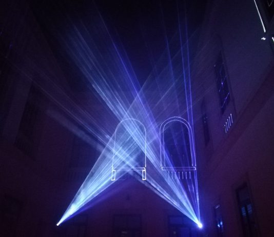 Laser Symphony, luci e suoni nello spazio interattivo fino al 30 dicembre (video)
