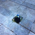 Buca pericolosa a Piazza Cairoli dove c’era un lampione rimosso per realizzare la pista di ghiaccio