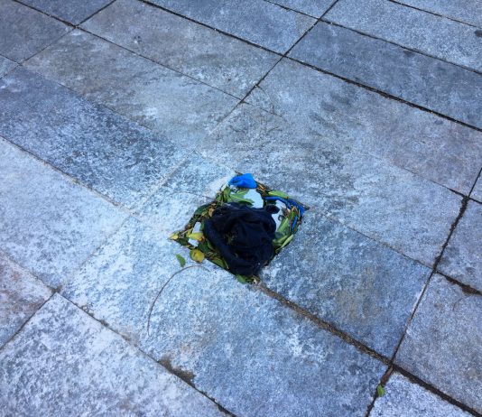 Buca pericolosa a Piazza Cairoli dove c’era un lampione rimosso per realizzare la pista di ghiaccio