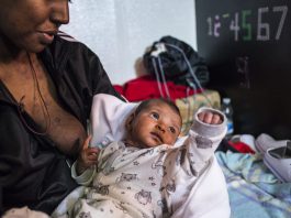 Migranti: più di 400 sbarcati a Messina, negli ultimi giorni morti due neonati