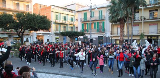 Oltre 300 persone in Piazza Duomo a Barcellona PG (video)