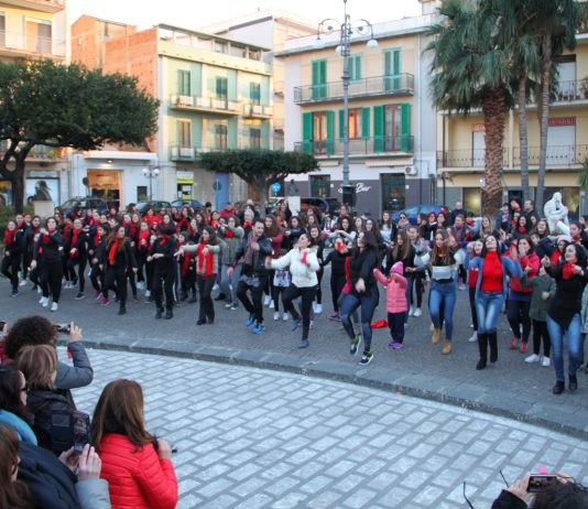 Oltre 300 persone in Piazza Duomo a Barcellona PG (video)