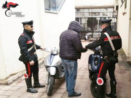 Acciuffati mentre rubano uno scooter, in manette due incensurati