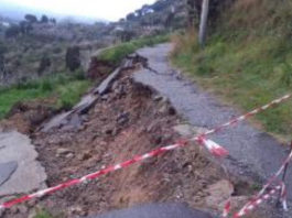 Maltempo: crolla una strada a Salice, isolate sei famiglie