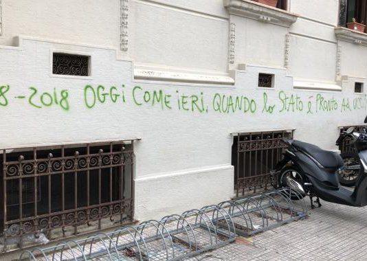 “Brigata Aosta assassina” sui muri del Liceo La Farina