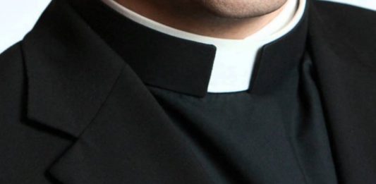 Molestò ragazzo sul tram, prete condannato a Messina
