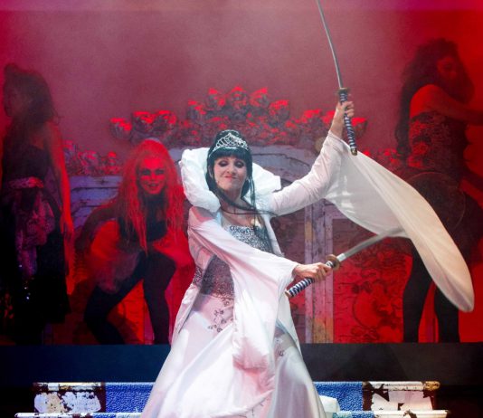 Lorella Cuccarini, “regina di ghiaccio” al Teatro Vittorio Emanuele