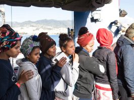 Migranti, a Messina sbarcano in 157: 18 i bambini. Seawatch, “per fuggire dalla tortura in Libia sfidano la morte in mare”