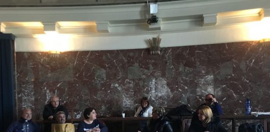 Ex dipendenti di Casa Serena occupano il Comune: “Se non viene il Sindaco non ci spostiamo”