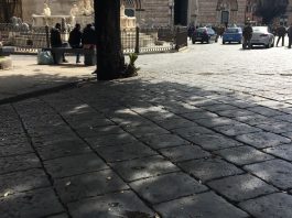 Panchine di Piazza Duomo rimosse per la processione delle Barette