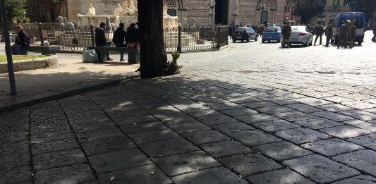 Panchine di Piazza Duomo rimosse per la processione delle Barette