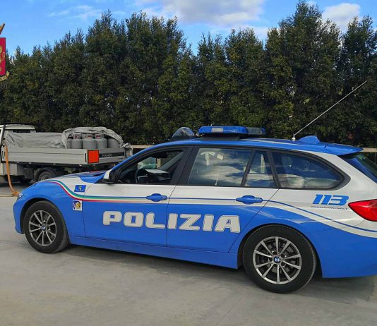 Trasportavano abusivamente merce pericolosa: fermati dalla Polizia