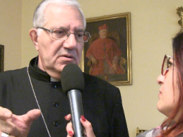 L’anticonformista Arcivescovo Accolla, cita Papa Francesco e ricorda “prima la dignità, che non è in vendita”
