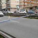 Tragedia sfiorata: cade palo pubblica illuminazione allo svincolo di Messina Centro