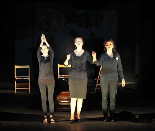 Teatro Clan Off: “Taddrarite”, il sarcasmo femminile del petto che duole