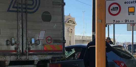 Incidente sul Boccetta, traffico in tilt: fermo anche il tram