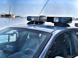 Si scaglia contro i poliziotti intervenuti in difesa della compagna, arrestato